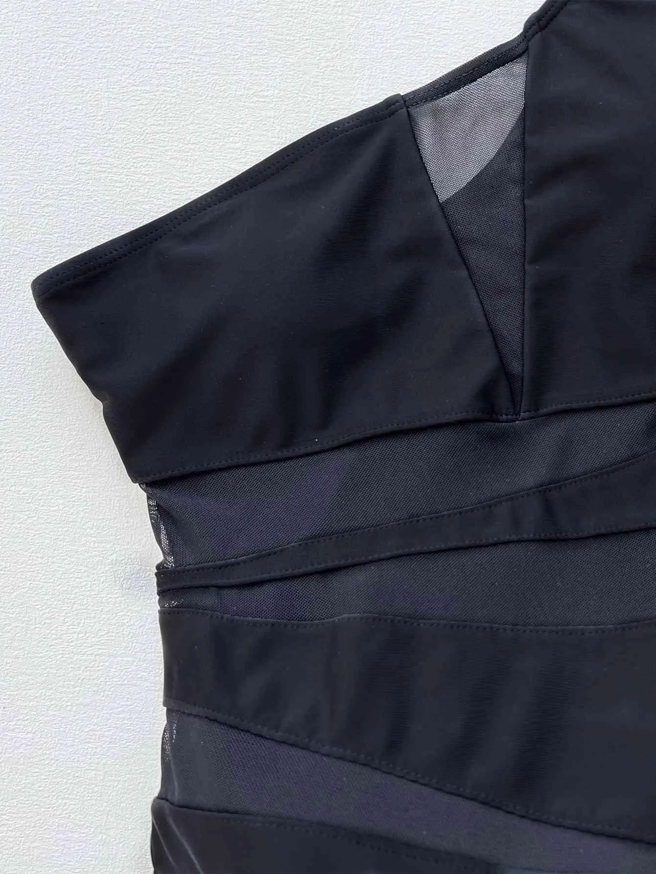Chic One-Shoulder Swimwear with Convertible Padding