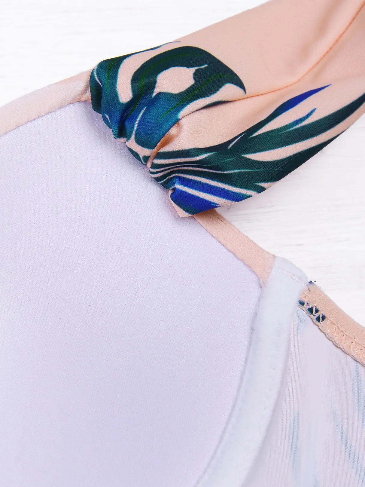 Wholesale Pink V-Neck Sleeveless Printed Bikinis