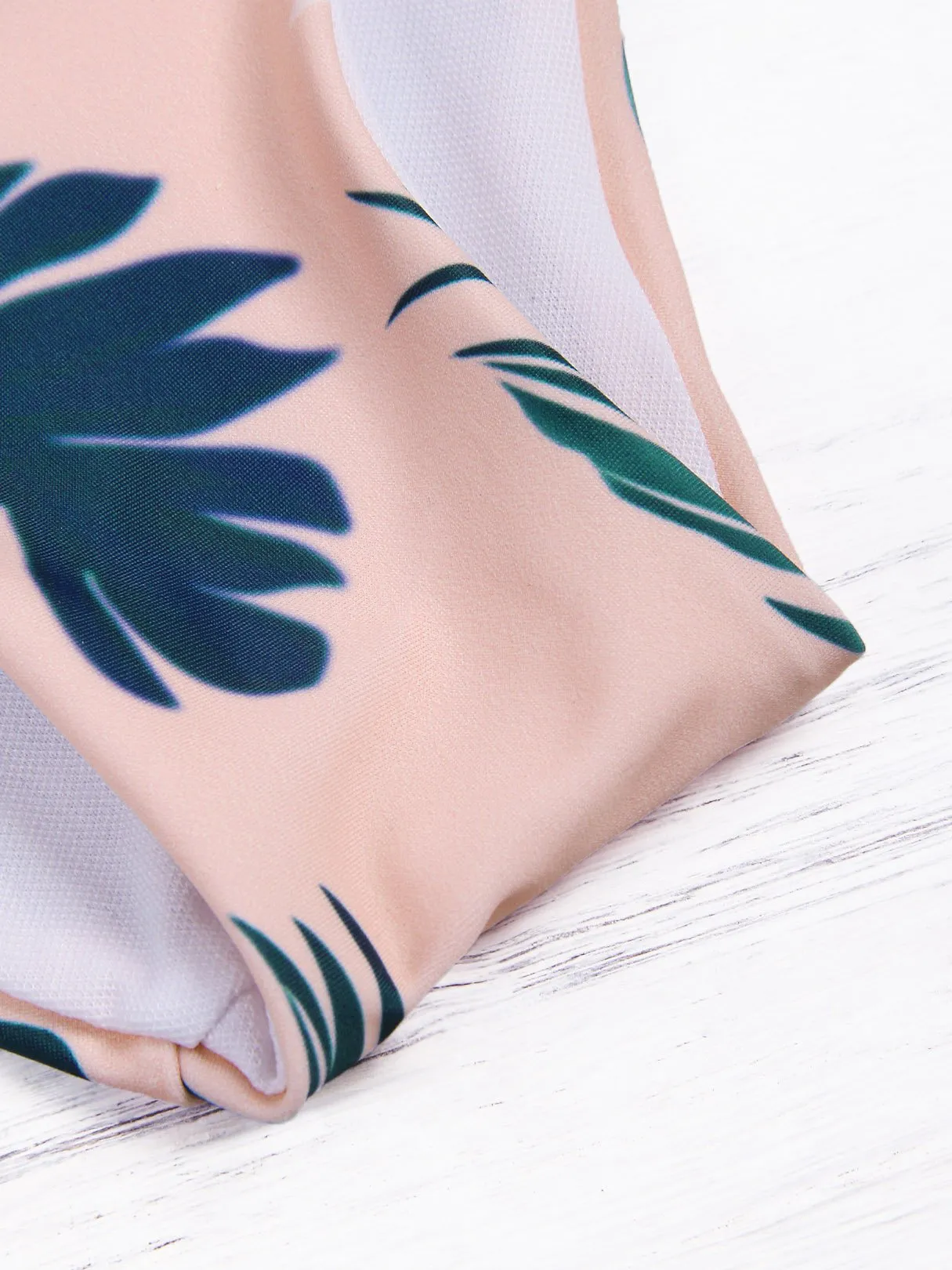 Wholesale Pink V-Neck Sleeveless Printed Bikinis